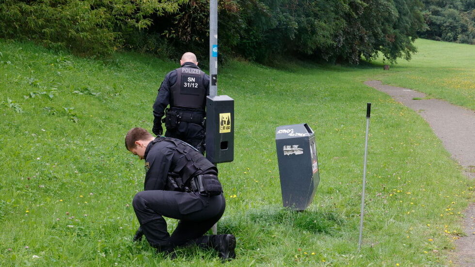 Nach dem Vorfall am 15. August suchten Polizisten den Tatort nach den Fingern des vermeintlichen Opfers ab.