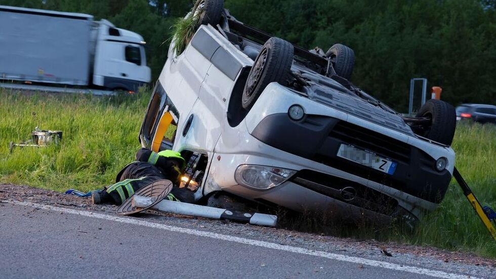 Der Kleinbus hat sich überschlagen. Der Kleinbus hat sich überschlagen.