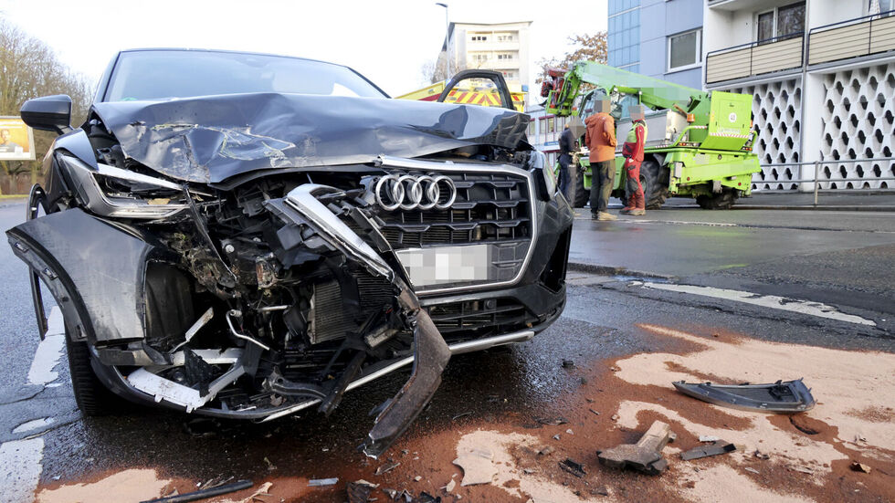 Auf der Theaterstraße in Chemnitz kam es am Montagmorgen zu einem Unfall, der den Berufsverkehr behinderte. Ein verbotenes Wendemanöver führte zur Kollision zwischen Baumaschine und Audi. Auf der Theaterstraße in Chemnitz kam es am Montagmorgen zu einem Unfall, der den Berufsverkehr behinderte. Ein verbotenes Wendemanöver führte zur Kollision zwischen Baumaschine und Audi.