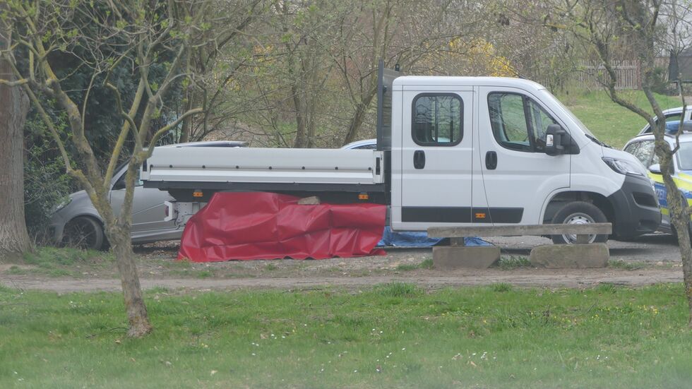 Bei dem silbernen Kleinwagen hinter dem Transporter passierte das Unglück. Bei dem silbernen Kleinwagen hinter dem Transporter passierte das Unglück.