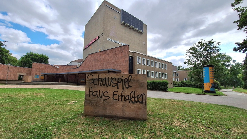 23. Kunstfestival Begehungen zieht im Sommer ins ungenutzte Schauspielhaus.