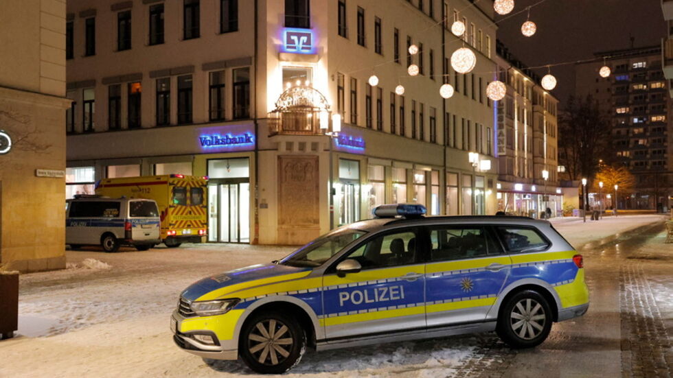 Polizei und Rettungskräfte stehen vor der Volksbank in der Inneren Klosterstraße. Polizei und Rettungskräfte stehen vor der Volksbank in der Inneren Klosterstraße.