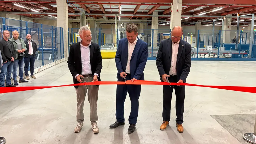 Höffner-Inhaber Kurt Krieger (links) und Ministerpräsident Sven Schulze (Mitte) schneiden gemeinsam das rote Band durch, um das erweiterte Europa-Zentrallager in Günthersdorf bei Leipzig offiziell in Betrieb zu nehmen. Höffner-Inhaber Kurt Krieger (links) und Ministerpräsident Sven Schulze (Mitte) schneiden gemeinsam das rote Band durch, um das erweiterte Europa-Zentrallager in Günthersdorf bei Leipzig offiziell in Betrieb zu nehmen.
