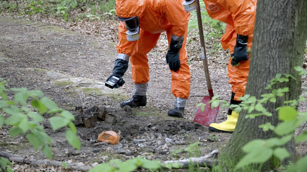Einsatzkräfte in Schutzanzügen untersuchen am Waldweg in Chemnitz-Ebersdorf die gefundenen Ampullen. Zunächst bestand der Verdacht auf radioaktive Strahlung, Messungen schlossen das später aus.