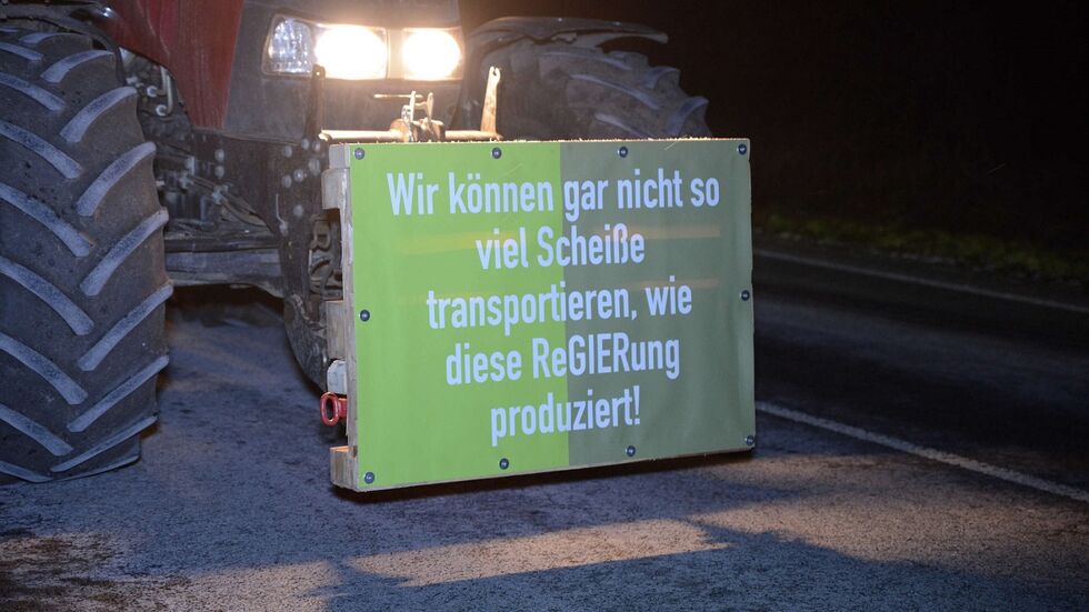 Plakat an einem Traktor