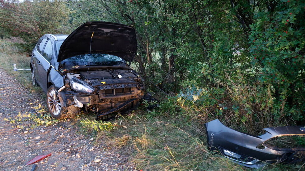Der Ford hatte sich mehrfach überschlagen und kam neben der Fahrbahn zum Liegen.