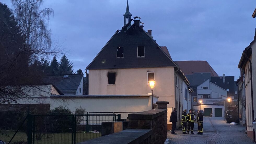 Donnerstagmorgen auf der Fischergasse in Rochlitz: Nach dem Wohnhausbrand in der Nacht sind noch Kameraden der Feuerwehr vor Ort. Donnerstagmorgen auf der Fischergasse in Rochlitz: Nach dem Wohnhausbrand in der Nacht sind noch Kameraden der Feuerwehr vor Ort.