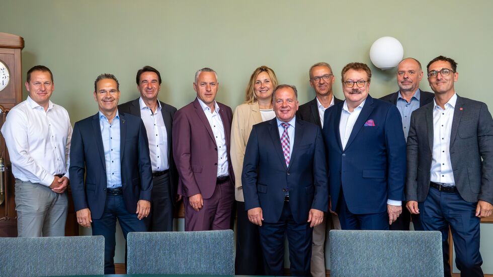 (v.l.) Torsten Kunz (Amtsleiter Amt für Wirtschaftsförderung Stadt Zwickau), Ronald Gerschewski (Geschäftsführer IndiKar Individual Karosseriebau GmbH), Dr. Frank Löschmann (Geschäftsführer SisTeam GmbH), Carsten Michaelis (Landrat Landkreis Zwickau), Constance Arndt (Oberbürgermeisterin Stadt Zwickau), Jens Hertwig (Präsident IHK Chemnitz Regionalkammer Zwickau), Torsten Spranger (Geschäftsführer IHK Chemnitz Regionalkammer Zwickau), Andreas Fohrmann (Vorstandsvorsitzender Sparkasse Zwickau), Andreas Fleischer (Vorsitzender der Geschäftsführung Agentur für Arbeit Zwickau), Udo Schleif (Inhaber CONUS).