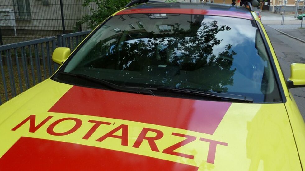 Symbolbild Symbolbild Notarztwagen