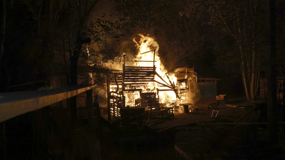 Der Spielplatz wurde durch das Feuer stark beschädigt Der Spielplatz wurde durch das Feuer stark beschädigt