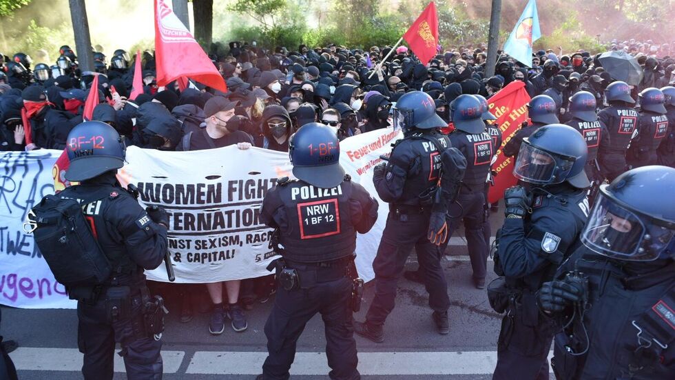 Die Demo am Alexis-Schumann-Platz eskaliert am Samstagnachmittag.