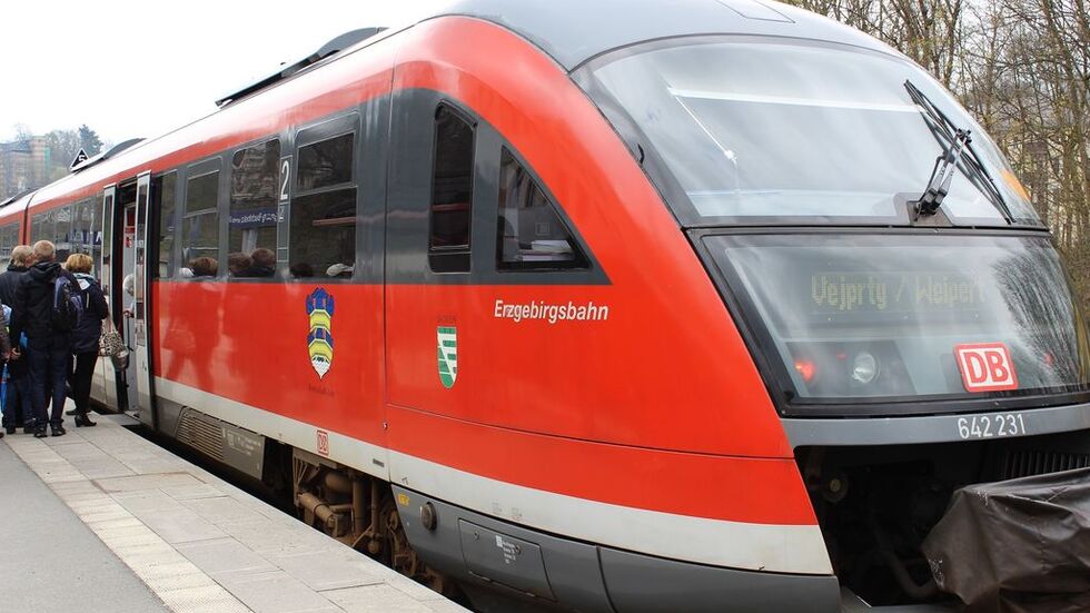 Die Erzgebirgsbahn. Ab Juni 2024 ist sienicht mehr auf den Strecken von Chemnitz nach Olbernhau und Cranzahl sowie von Zwickau nach Johanngeorgenstadt unterwegs. Die Erzgebirgsbahn. Ab Juni 2024 ist sienicht mehr auf den Strecken von Chemnitz nach Olbernhau und Cranzahl sowie von Zwickau nach Johanngeorgenstadt unterwegs.