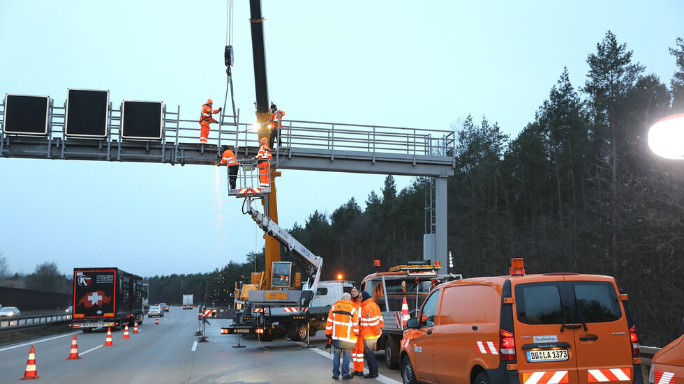 Die Schilderbrücke wird repariert. Foto: (c) Tino Plunert