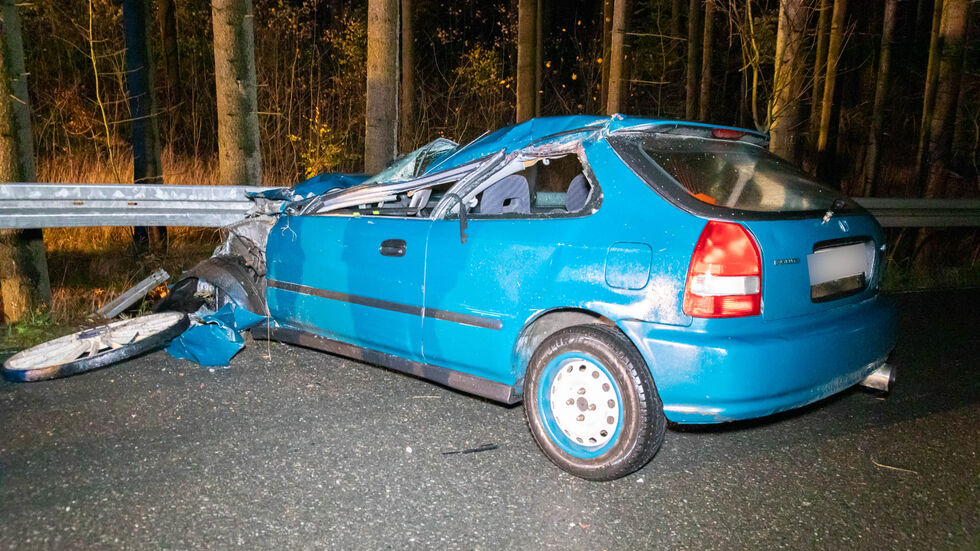 Der Aufprall ist so heftig, dass das Auto völlig demoliert zum Stehen kommt. Der Aufprall ist so heftig, dass das Auto völlig demoliert zum Stehen kommt.