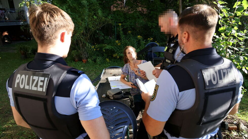 Polizisten waren vor Ort, wurden von Elzbeta Laabs über den Sachverhalt in Kenntnis gesetzt. Am Ende blieb der Baum stehen. Polizisten waren vor Ort, wurden von Elzbeta Laabs über den Sachverhalt in Kenntnis gesetzt. Am Ende blieb der Baum stehen.