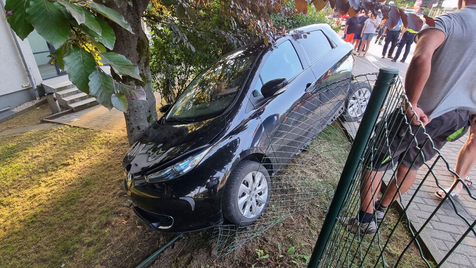 Bei dem Auffahrunfall wurde in Auto in ein Grundstück geschleudert.