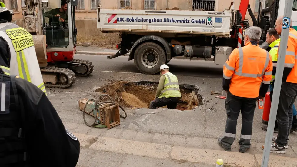 Eine Gashavarie hat am Nachmittag zur Sperrung der Zwickauer Straße geführt. Betroffen war der Abschnitt zwischen Oberfrohnaer und Wöhlerstraße. Das Gas trat aus einem leerstehenden früheren Sparkassengebäude aus. Nach ersten Erkenntnissen haben dort vermutlich Kupferdiebe versucht, Leitungen zu stehlen, Eine Gashavarie hat am Nachmittag zur Sperrung der Zwickauer Straße geführt. Betroffen war der Abschnitt zwischen Oberfrohnaer und Wöhlerstraße. Das Gas trat aus einem leerstehenden früheren Sparkassengebäude aus. Nach ersten Erkenntnissen haben dort vermutlich Kupferdiebe versucht, Leitungen zu stehlen,