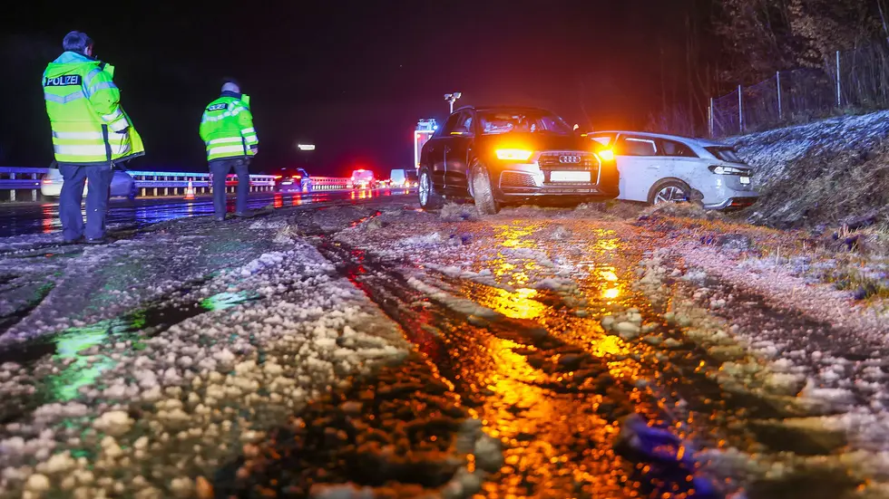 Mehrere Autos sind bei Wüstenbrand auf glatter Fahrbahn zusammengestoßen.