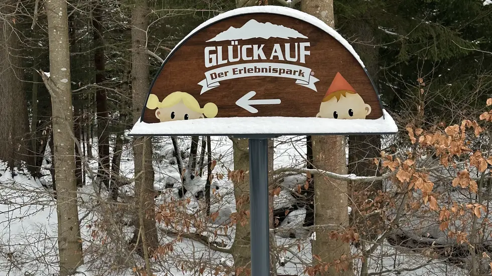 Hinweisschild zum Erlebnispark Hinweisschild zum Erlebnispark