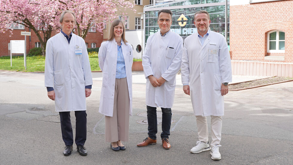 Das Foto zeigt das Direktorium des Onkologischen Centrums Chemnitz (OCC). Von links sind zu sehen: PD Dr. med. Gunther Klautke (Chefarzt der Klinik für Radioonkologie), Prof. Dr. med. Korinna Jöhrens (Chefärztin des Instituts für Pathologie), Prof. Dr. med. Mathias Hänel (Chefarzt der Klinik für Hämatologie, Onkologie und Zelltherapie) und Prof. Dr. med. Lutz Mirow (Chefarzt der Klinik für Allgemein- und Viszeralchirurgie).