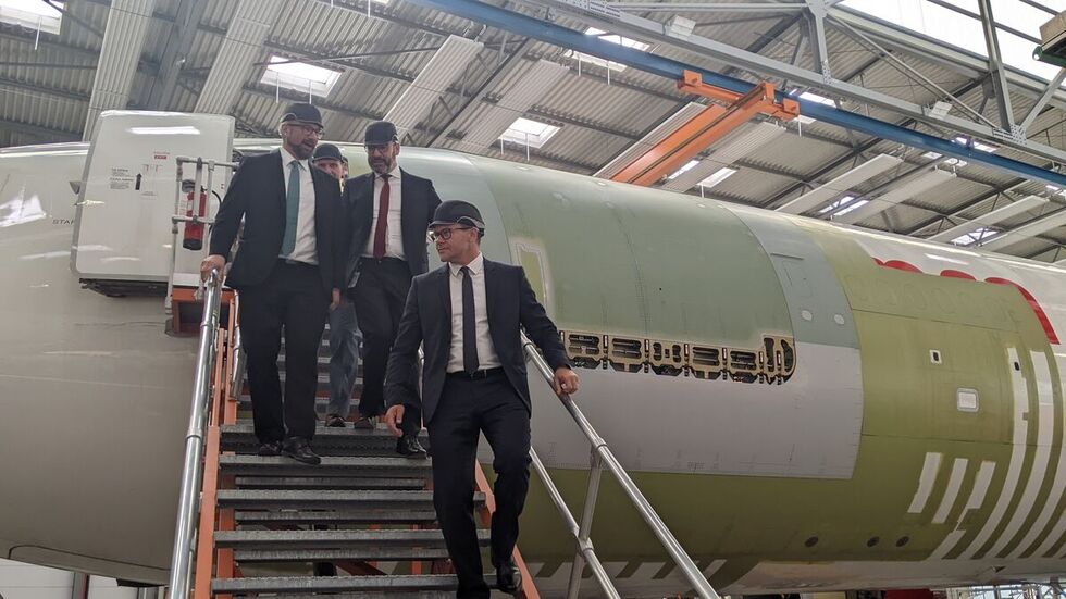 Staatsminister Martin Dulig und Carsten Schneider mit Geschäftsführer der EFW Jordi Boto

