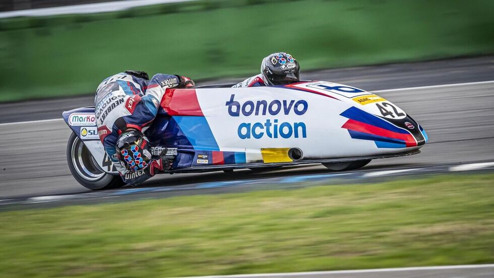 Gleichzeitig wird die FIM Seitenwagen WM auf dem Sachsenring ausgetragen.
