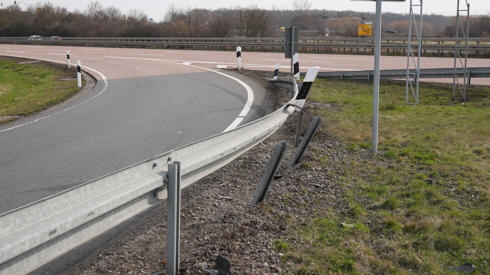 Der Transporter war zuvor in der A14-Anschlussstelle Leipzig-Nord in die Leitplanke gekracht. Der Transporter war zuvor in der A14-Anschlussstelle Leipzig-Nord in die Leitplanke gekracht.