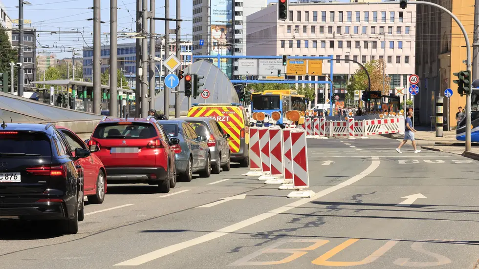 Die Stadt hat begründet, warum nach dem Falkeplatz jetzt auch vor dem Tietz gebaut wird. Auf 140 Metern sind die Entwässerungsrinnen der Bahnhofstraße so defekt, dass Unfallgefahr besteht. Ab Freitag soll der Verkehr wieder normal rollen.