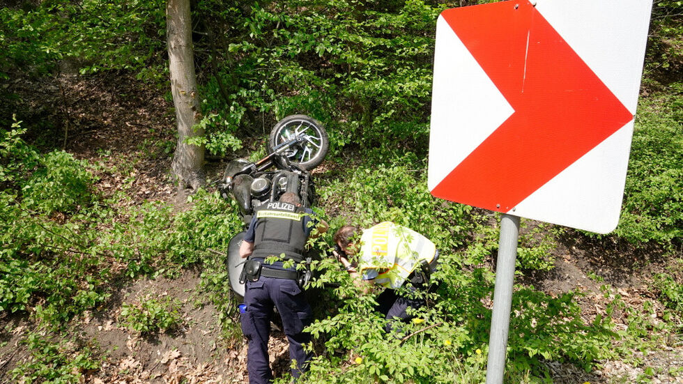 Der Motorradfahrer war in einer Kurve einen Hang hinab gestürzt.