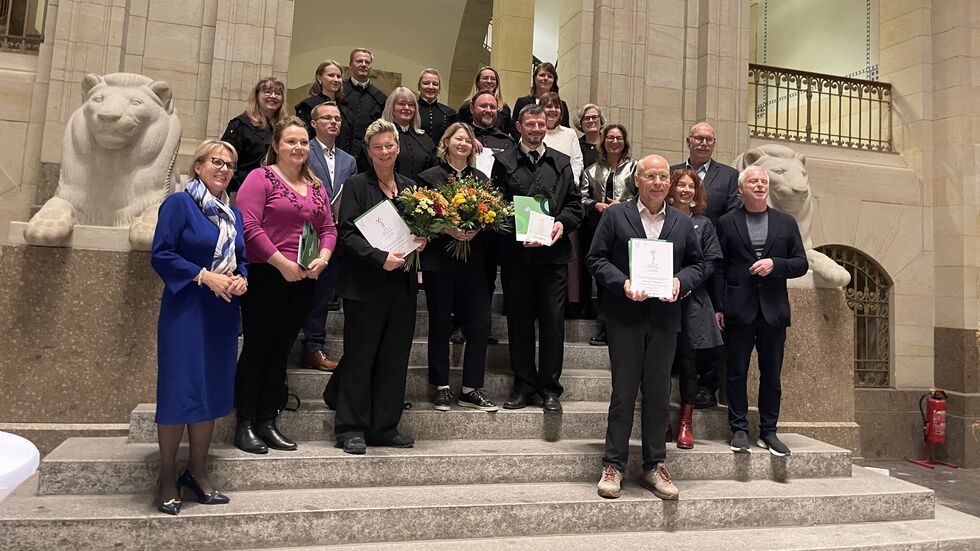 Staatsministerin Barbara Klepsch, die Gewinner des Sächsischen Museumspreises sowie Vertretende der Jury. Staatsministerin Barbara Klepsch, die Gewinner des Sächsischen Museumspreises sowie Vertretende der Jury.