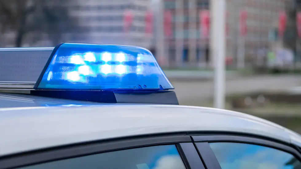 In Chemnitz ist ein 35-Jähriger auf dem Neumarkt von einer Gruppe Kinder und Jugendlicher bedroht und leicht verletzt worden. Die Polizei ermittelt wegen räuberischen Diebstahls.