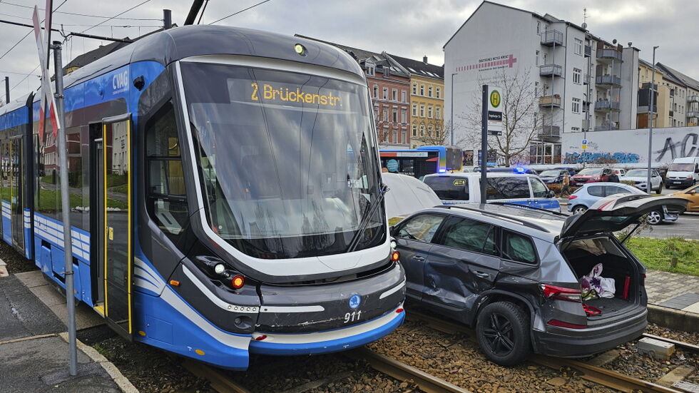 Die Autofahrerin wurde beim Zusammenstoß leicht verletzt.