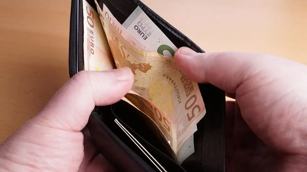 Das Einkommen in Chemnitz ist 2024 gestiegen. Der Pro-Kopf-Verdienst liegt bei rund 41.600 Euro brutto. Doch die Durchschnittszahl wirft Fragen auf. Das Einkommen in Chemnitz ist 2024 gestiegen. Der Pro-Kopf-Verdienst liegt bei rund 41.600 Euro brutto. Doch die Durchschnittszahl wirft Fragen auf.