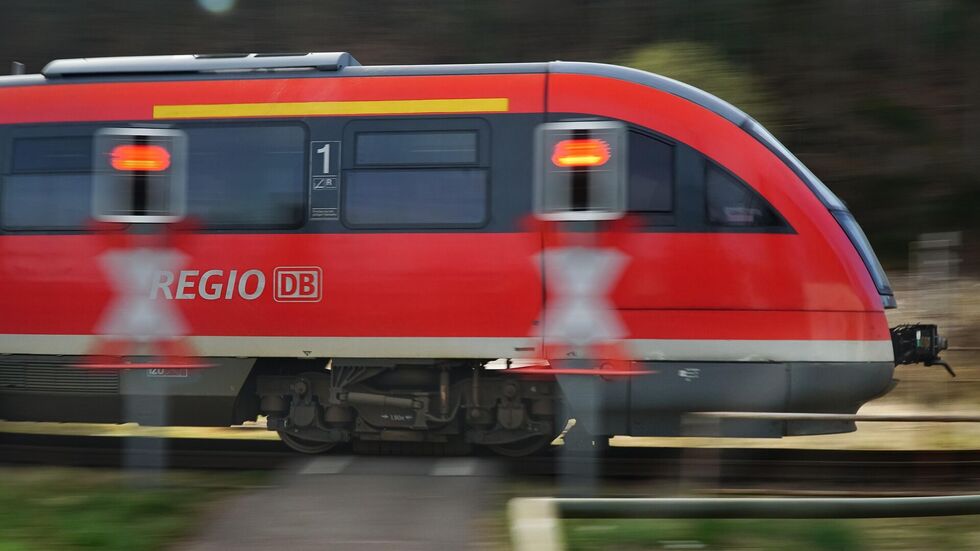 Ein beschädigter Bahnübergang und ein folgenschwerer Fahrfehler hätten gestern zwischen Chemnitz und Dresden fast zu einem Unglück geführt.
