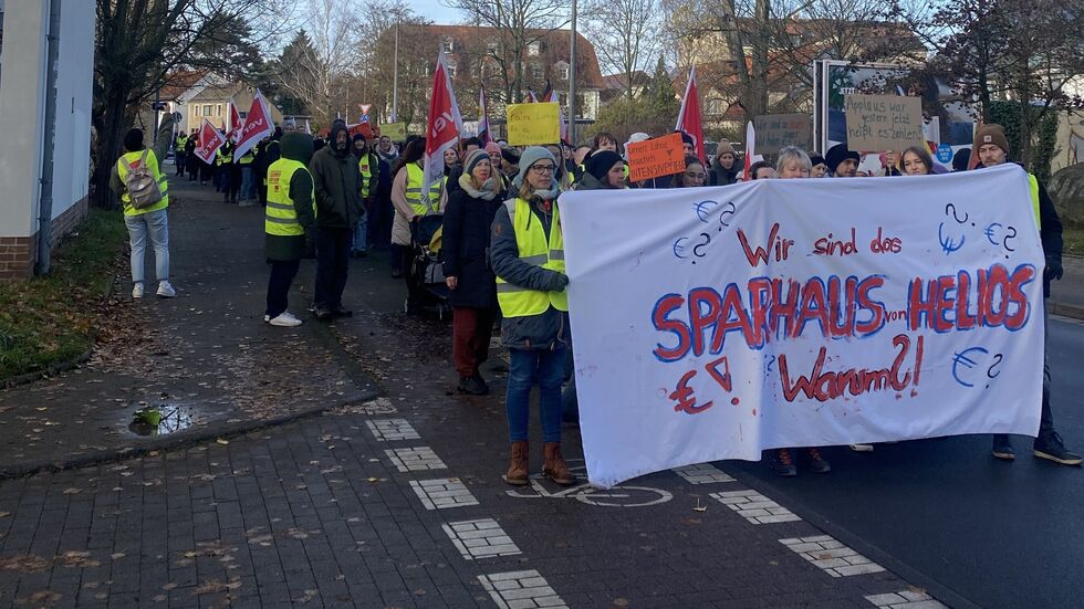 Hunderte Mitarbeiter des Leipziger Helios-Park-Klinikums haben am Dienstagvormittag mit einer Demo gegen zu niedrige Löhne demonstriert.