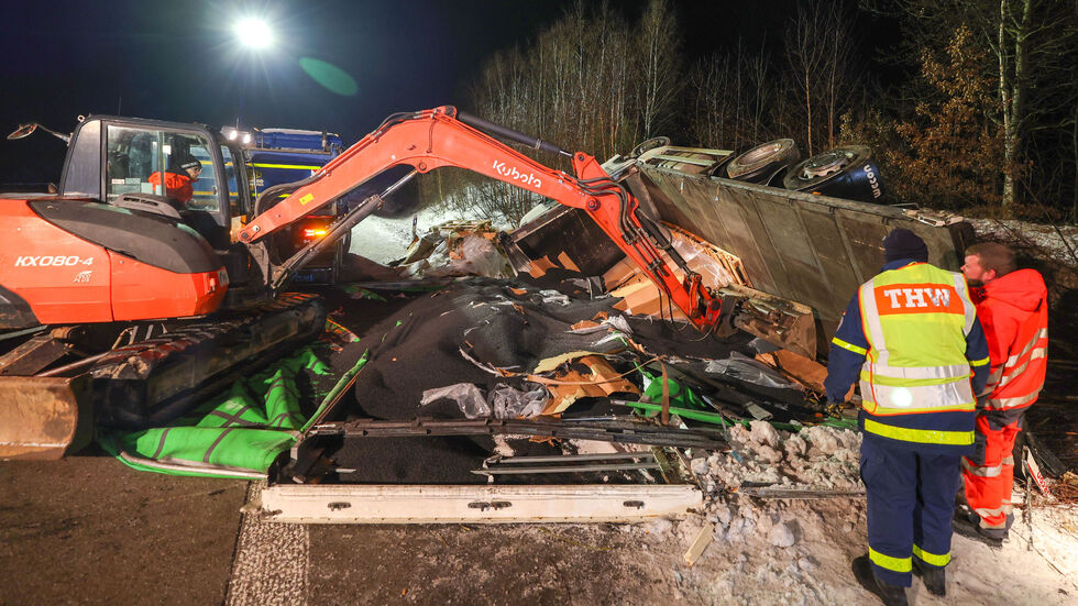 11 Tonnen Kunststoffgranulat mussten mit einem Bagger entfernt werden, bevor die eigentliche Bergung losgehen konnte. 11 Tonnen Kunststoffgranulat mussten mit einem Bagger entfernt werden, bevor die eigentliche Bergung losgehen konnte.