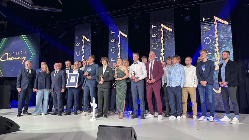 Die Preiseträger des Chemmy 2025 und die, die die Pokale überreichten auf einer Bühne. Die Preiseträger des Chemmy 2025 und die, die die Pokale überreichten auf einer Bühne.