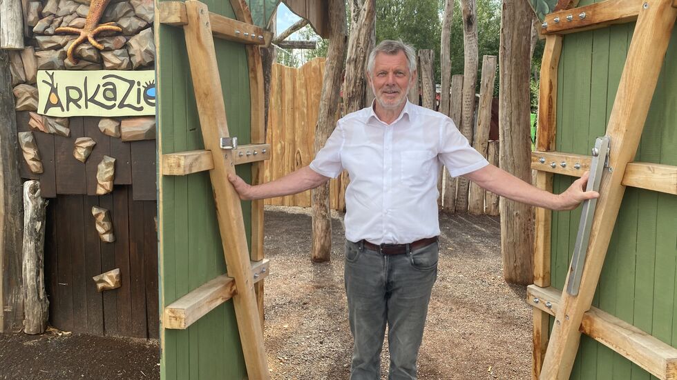 Hereinspaziert. Park-Chef Günther Ziegler (76) an einem der vier Eingangstore zu seinem Freizeitpark "Arkazien" in Grimma, Ortsteil Beiersdorf. Hereinspaziert. Park-Chef Günther Ziegler (76) an einem der vier Eingangstore zu seinem Freizeitpark "Arkazien" in Grimma, Ortsteil Beiersdorf.