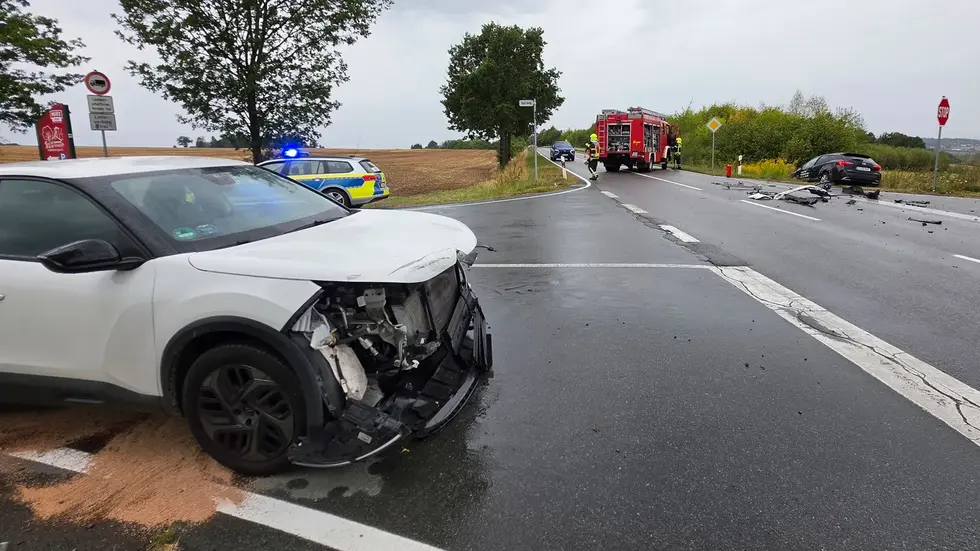 Die Feuerwehr musste ausgelaufene Betriebsstoffe beseitigen. Die Feuerwehr musste ausgelaufene Betriebsstoffe beseitigen.