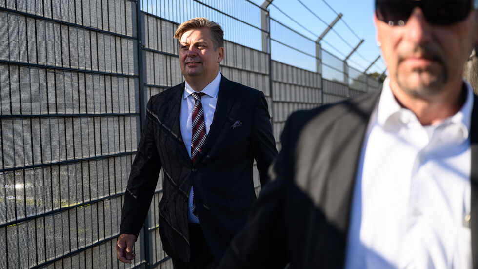 Maximilian Krah (li.) wird von seinem Personenschützer am Gefängnis am Hammerweg in den benachbarten Gerichtssaal des Oberlandesgerichtes geführt Maximilian Krah (li.) wird von seinem Personenschützer am Gefängnis am Hammerweg in den benachbarten Gerichtssaal des Oberlandesgerichtes geführt