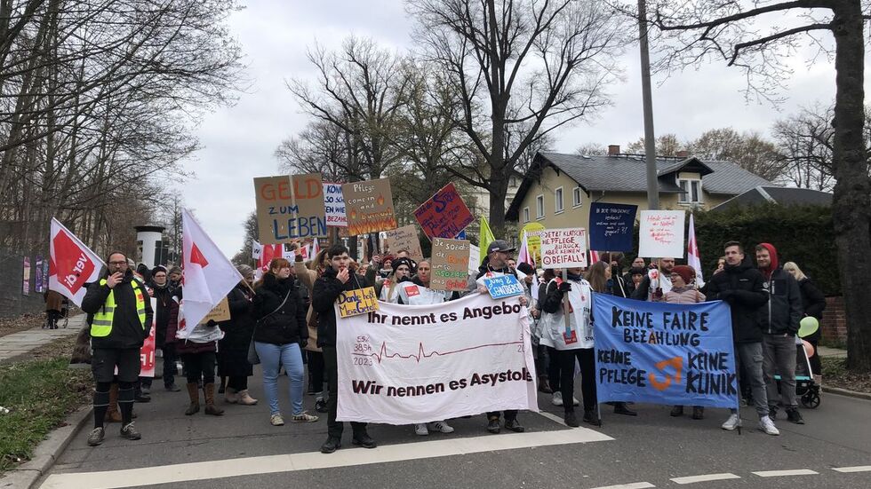 Die Klinikmitarbeiter im Warnstreik hatten am Mittwochmorgen kurzzeitig die Kreuzung Paul-Jäckel-Straße / Beyerstraße blockiert. Die Klinikmitarbeiter im Warnstreik hatten am Mittwochmorgen kurzzeitig die Kreuzung Paul-Jäckel-Straße / Beyerstraße blockiert.