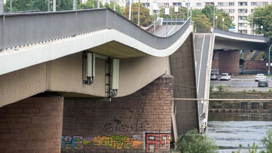Normalerweise sind Straßenbahnen auf diesem brückenteil unterwegs.