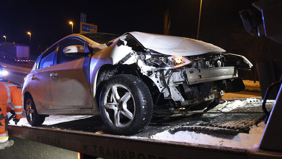 Der demolierte Nissan auf dem Abschlepper. Der demolierte Nissan auf dem Abschlepper.