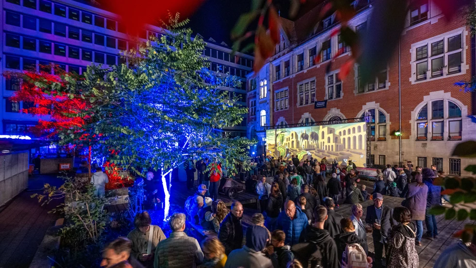 Light our Vision lockte rund 38.000 Menschen nach Chemnitz. Das ehemalige Hotel Kongeß und mehrere Gebäude in der Innenstadt wurden drei Tage lang zur Bühne für Lichtkunst. Light our Vision lockte rund 38.000 Menschen nach Chemnitz. Das ehemalige Hotel Kongeß und mehrere Gebäude in der Innenstadt wurden drei Tage lang zur Bühne für Lichtkunst.