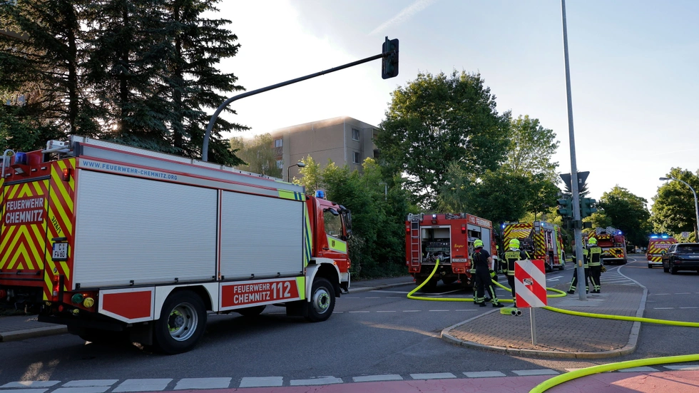 Für den Löscheinsatz legte die Feuerwehr mehrere Schläuche von der Straße aus.