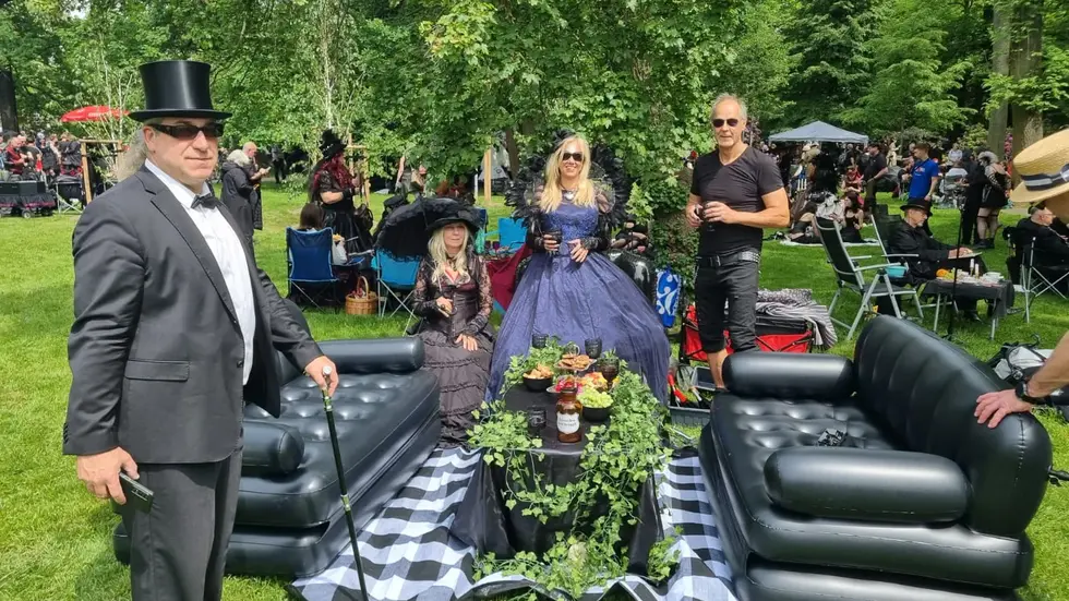 Diese Gruppe hat ihr Wohnzimmer mit in den Clara-Park gebracht. Die täuschend echt wirkenden Sofas sind allerdings aufgeblasen, wie sie uns erzählt haben. Diese Gruppe hat ihr Wohnzimmer mit in den Clara-Park gebracht. Die täuschend echt wirkenden Sofas sind allerdings aufgeblasen, wie sie uns erzählt haben.