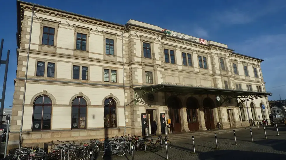 Ein 55-jähriger Deutscher hat am Donnerstagabend am Chemnitzer Hauptbahnhof für einen Polizeieinsatz gesorgt.
