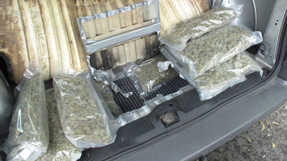 Marihuana verpackt in Plastik versteckt im Kofferraum