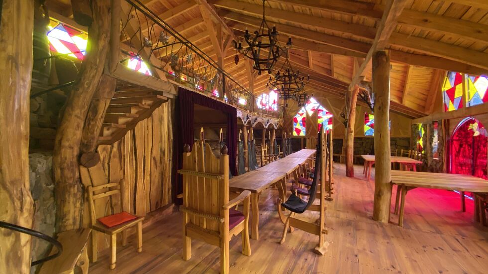 Die schicke Kantine im Arkazien. Alles im Park ist selbst gemacht aus Robinienholz.  Die schicke Kantine im Arkazien. Alles im Park ist selbst gemacht aus Robinienholz.