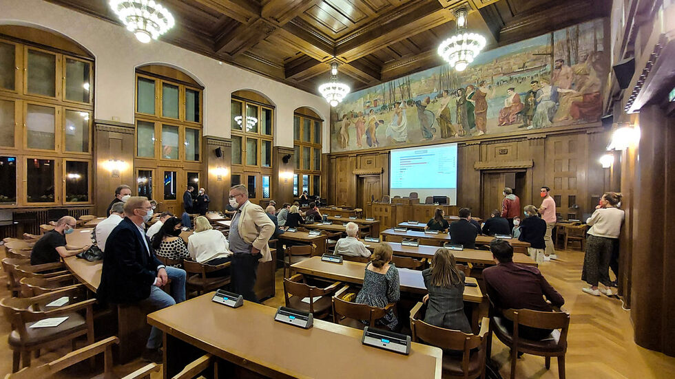 Im Rathaus werden die Ergebnisse live auf einer Leinwand eingeblendet. Im Rathaus werden die Ergebnisse live auf einer Leinwand eingeblendet.